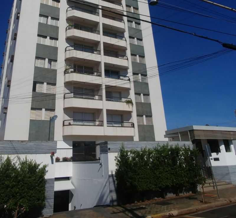 APARTAMENTO em CENTRO