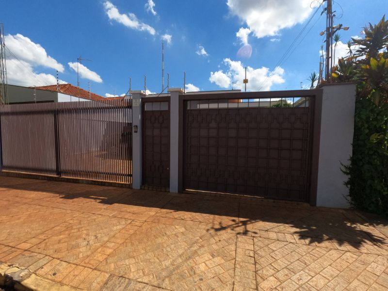 CASA COMERCIAL em Centro