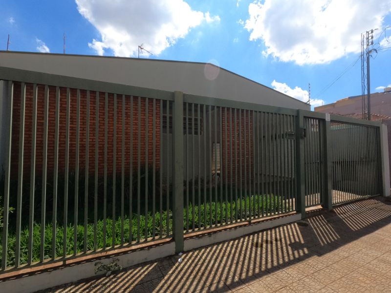 CASA COMERCIAL em Centro